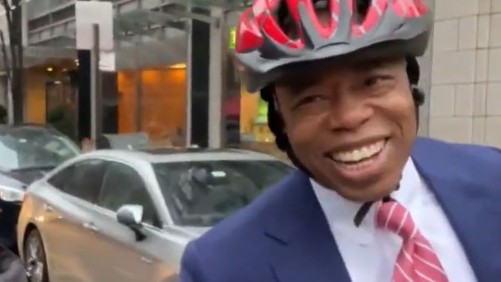 Новият кмет на Ню Йорк се придвижва в мегаполиса с велосипед и метро