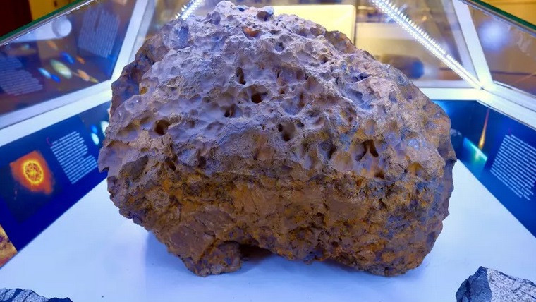 Свързаха челябинския метеорит с появата на естествения спътник на Земята