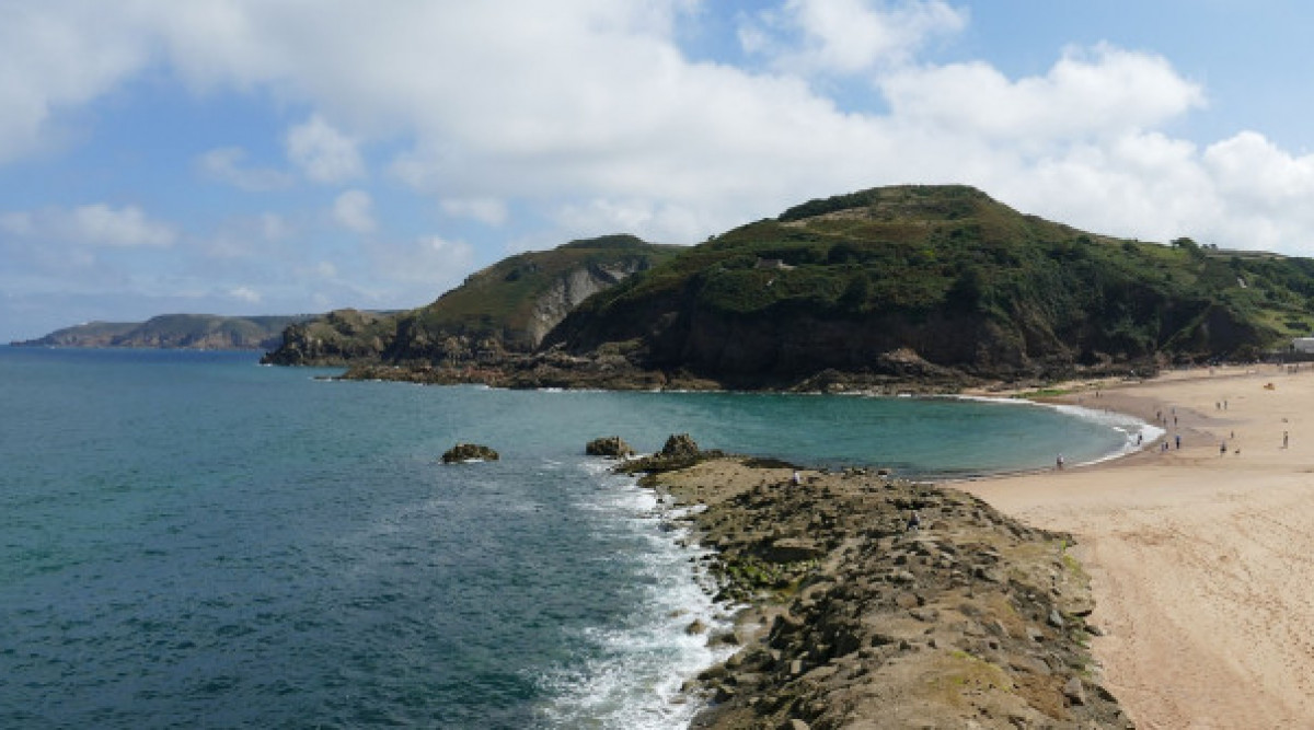 Красив английски остров с 500 жители търси нови заселници