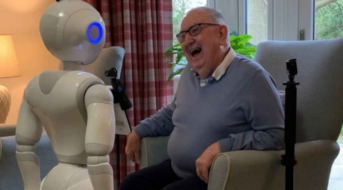 Великобритания ще внедрява хуманоидни роботи в домове за възрастни хора