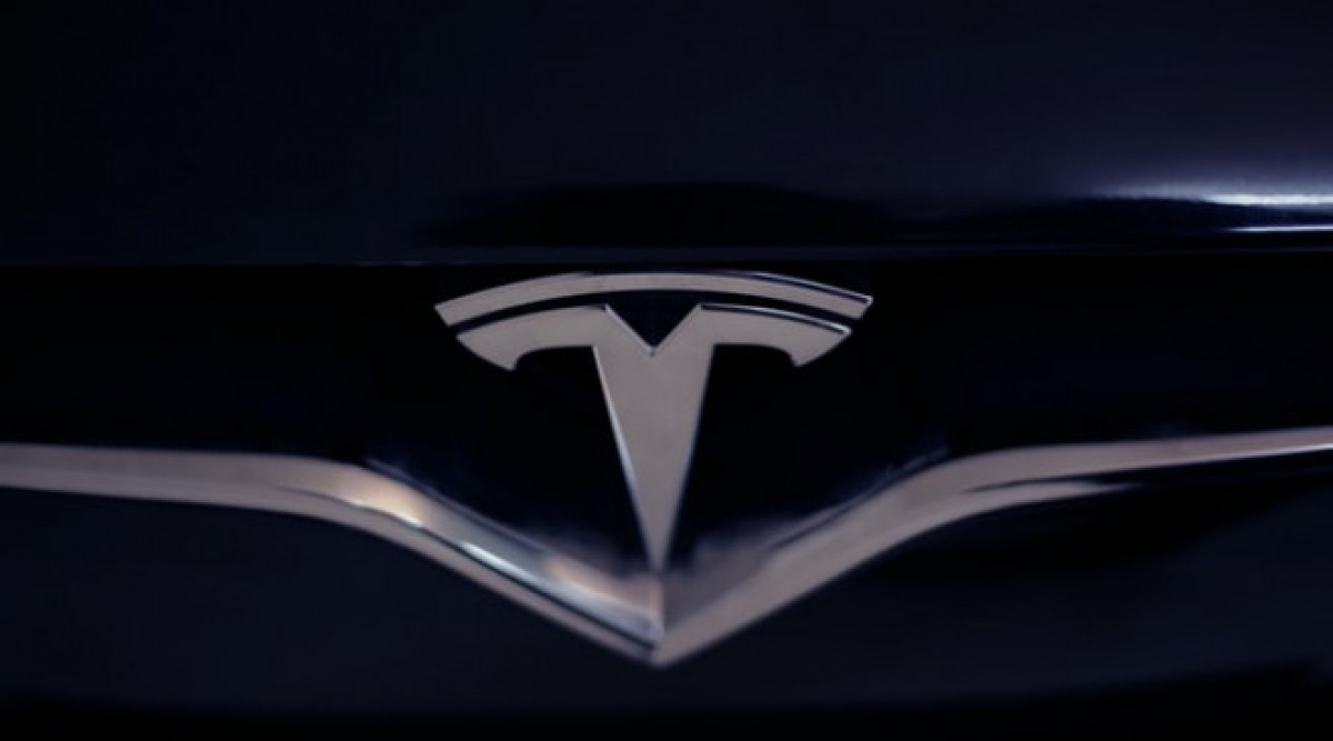 Tesla повишава цената на самоуправляващите се автомобили