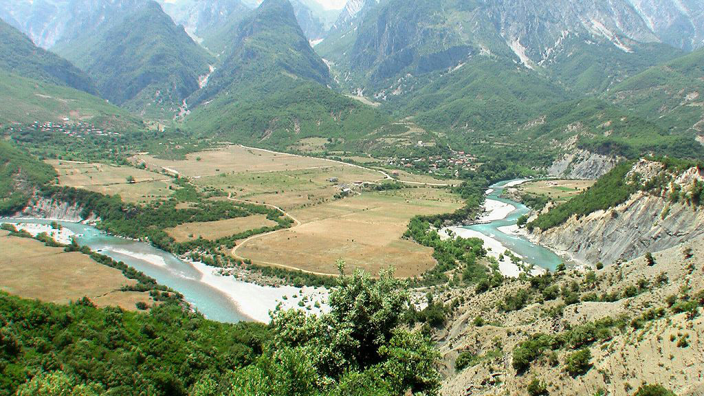 Борбата на албанците за спасяването на една от последните чисти реки в Европа