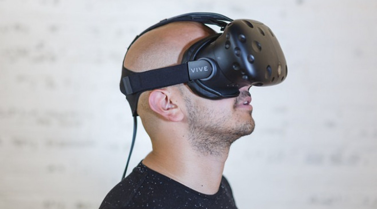 Ново изобретение на Microsoft позволява да се усетят обектите във виртуалната реалност