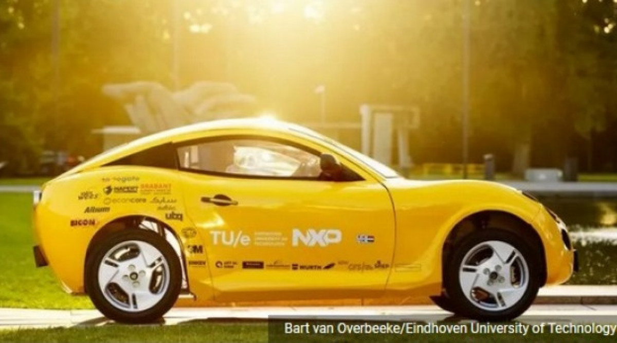 Холандски студенти създадоха спортна кола от рециклирани отпадъци