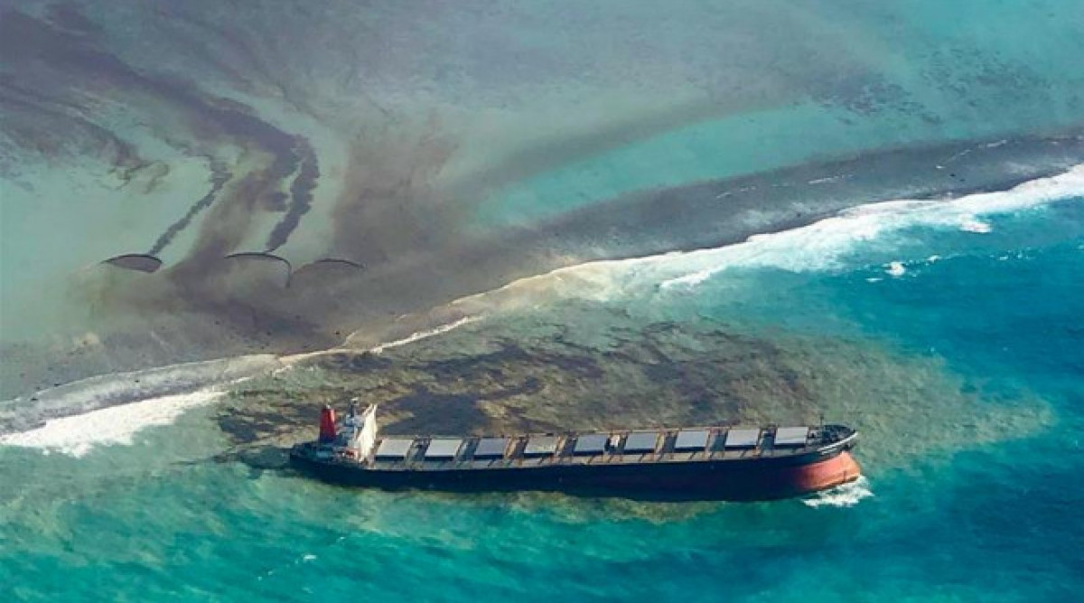 Корабът, разливащ тонове петрол на о-в Мавриций, се разпада