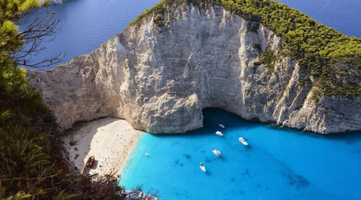 Гърция може да открие туристическия си сезон през юли