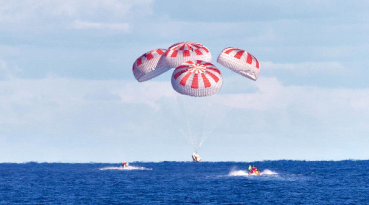 Астронавтите на борда на капсулата SpaceX се приземиха благополучно в океана