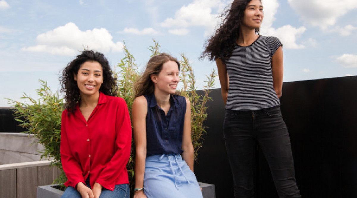 От физици до модни предприемачи: как три момичета създават най-голямата платформа за етично облекло в Европа