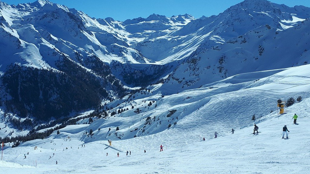 Британски туристи под карантина избягаха от швейцарски ски курорт