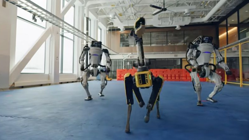 Роботите на Boston Dynamics изпълниха новогодишен танц