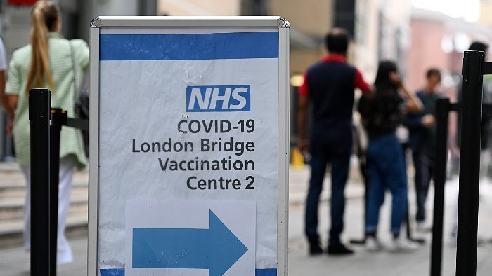 В Англия няма да въвеждат ваксинационни паспорти