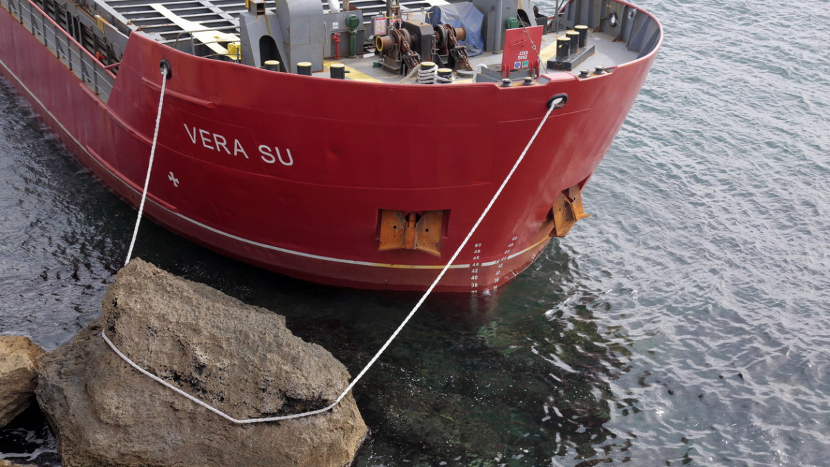 Дейностите по претоварване от кораба „Vera Su" са спрени