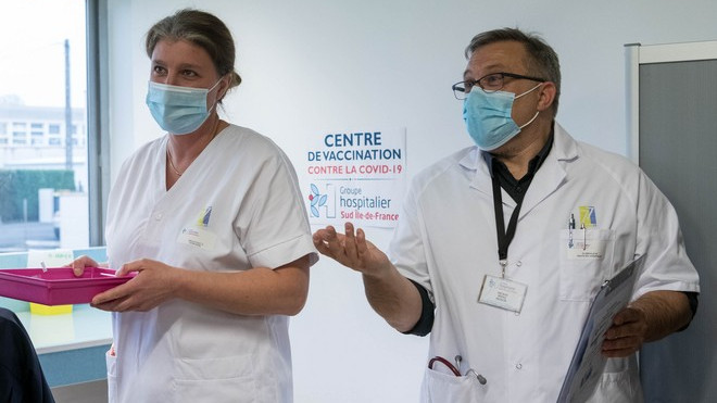 Три хиляди медици във Франция са отстранени от работа в разгара на пандемията