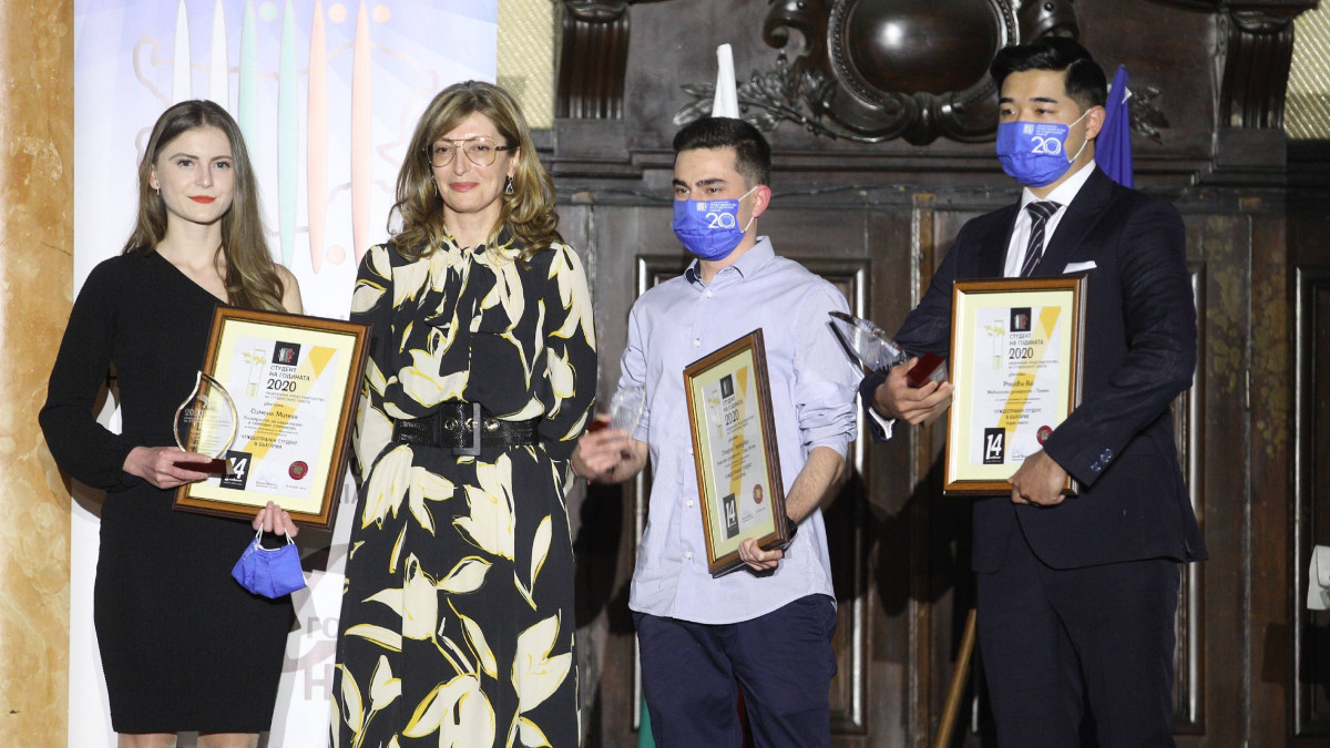 Вицепремиерът Захариева награди най-добрите чуждестранни студенти у нас