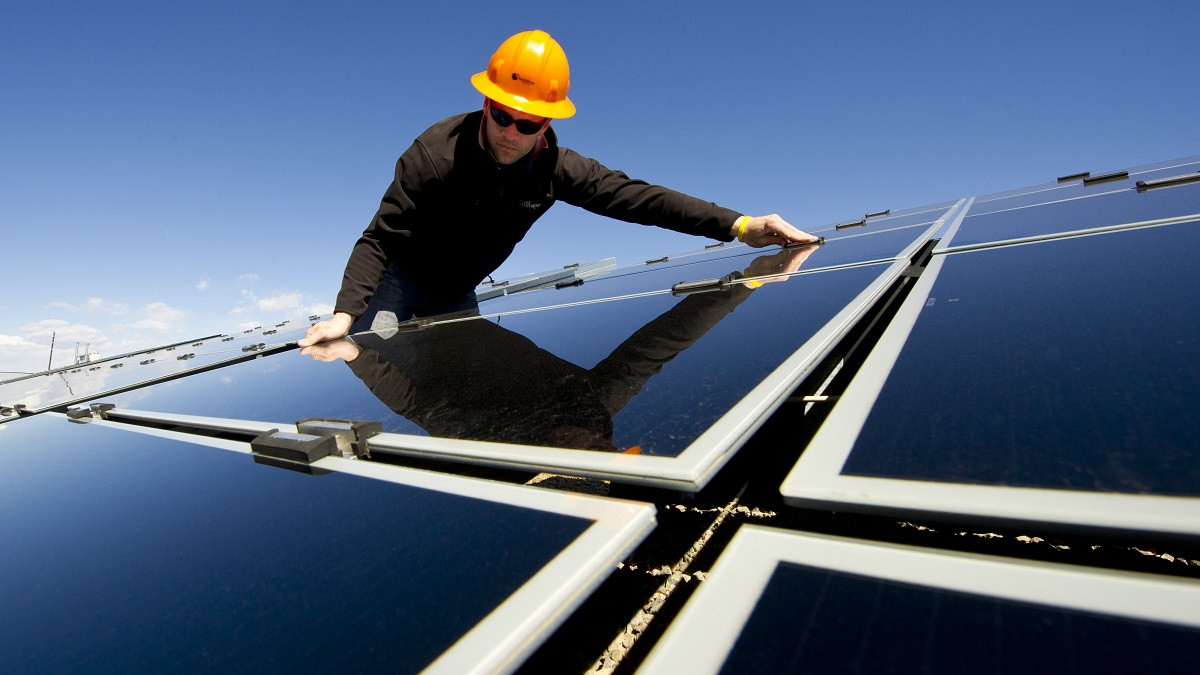 Гърция ще изгражда соларни централи с безплатен ток за домакинства в нужда