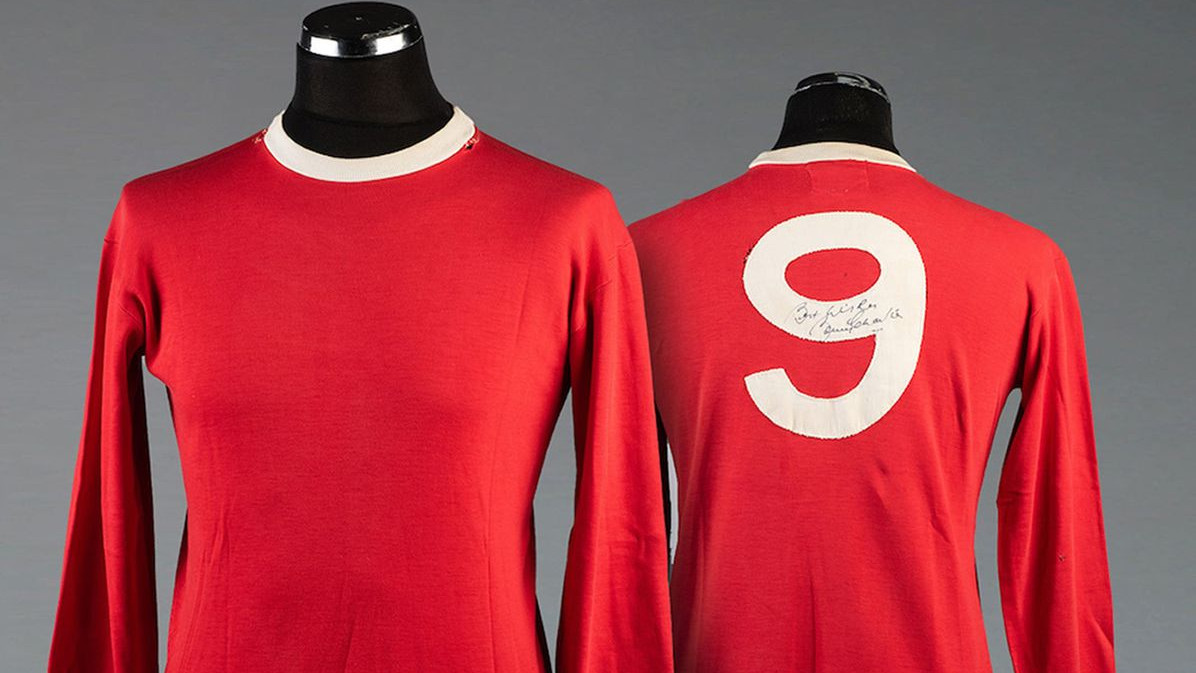 Колекция от футболни сувенири бе продадена за близо £400 000
