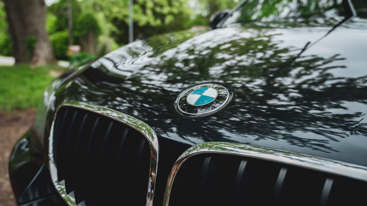BMW iX е електрически джип от висок клас с пробег 480 км