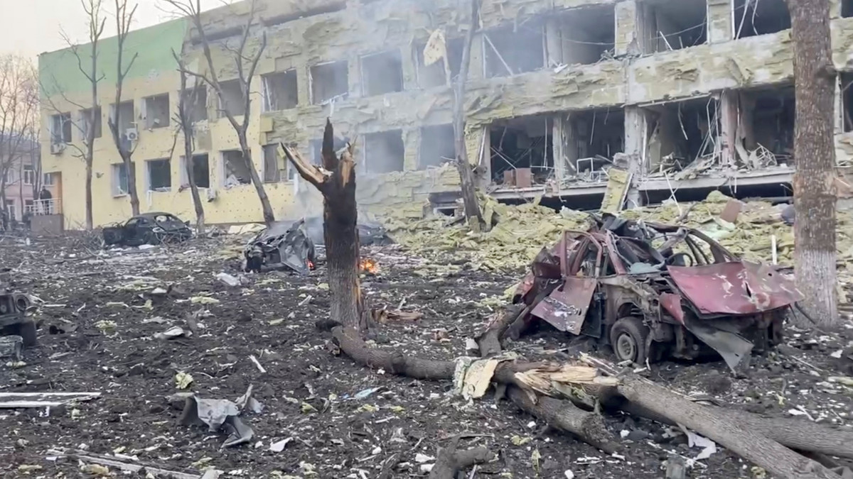 Руски въздушен удар по детската болница в Мариупол
