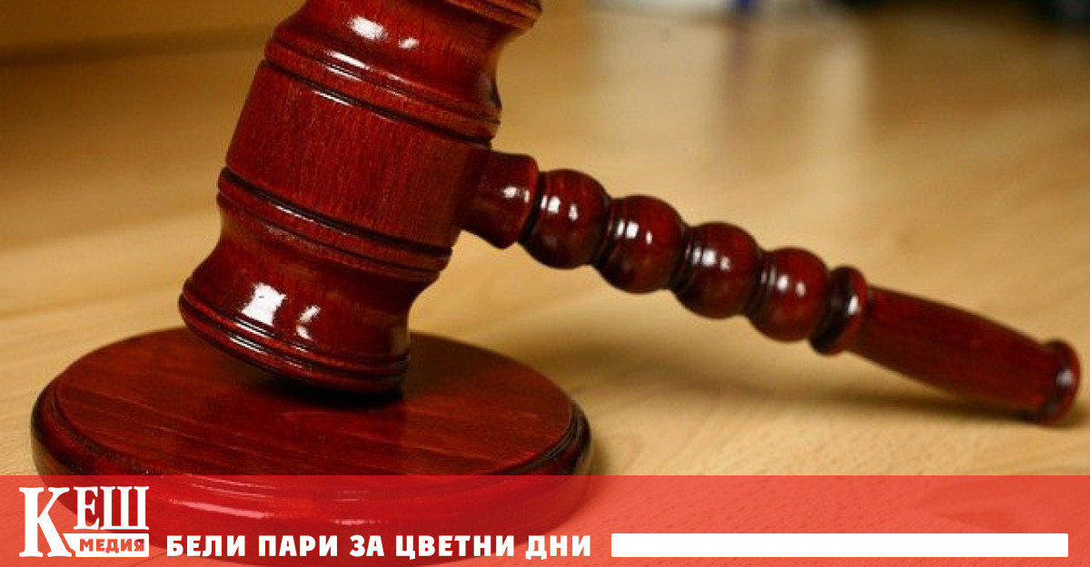 Според The Guardian той обвинил Аника Атик че му изпраща