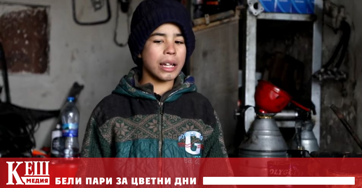 Под наблюдението на шефа си работи без да изправя гръб