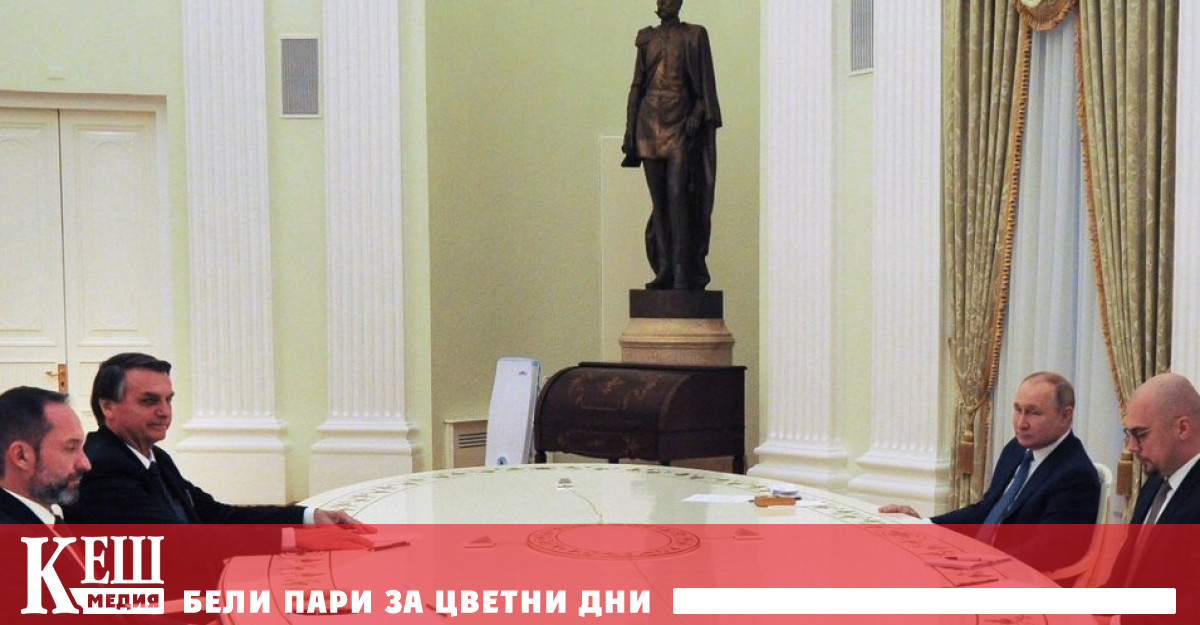 Настанени в двата отдалечени края на гигантската мебел Путин и