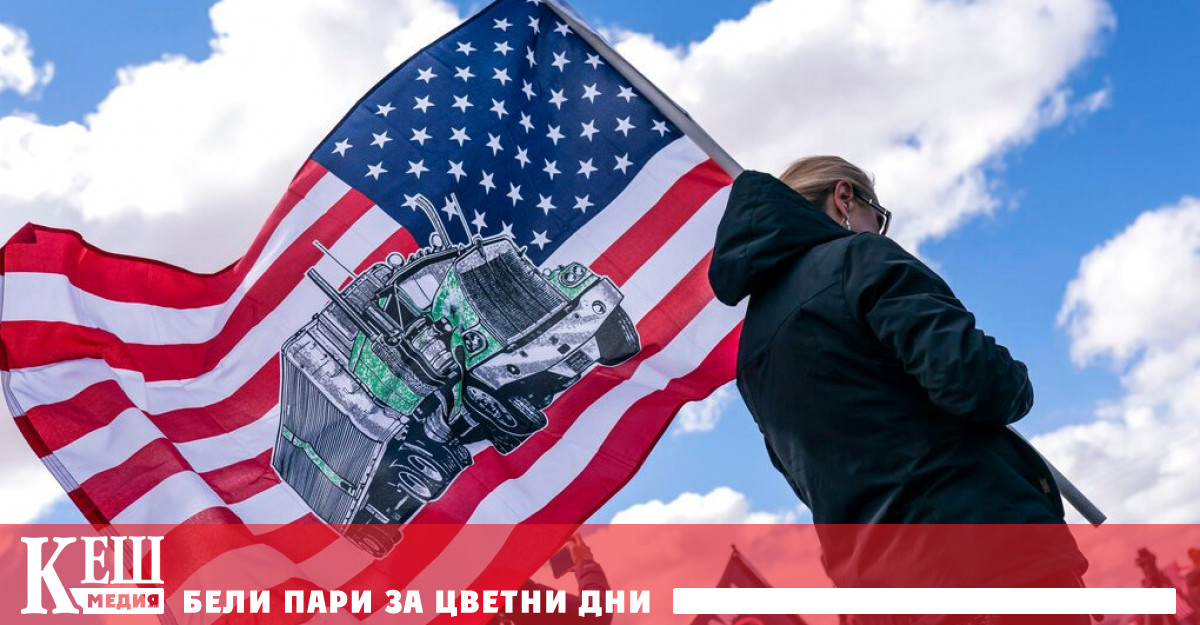 В колоната се движат две дузини камиони около 50 пикапа