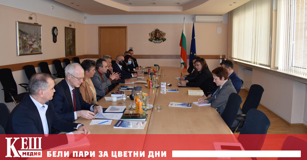 Вицепремиерът и министър на икономиката и индустрията Корнелия Нинова се