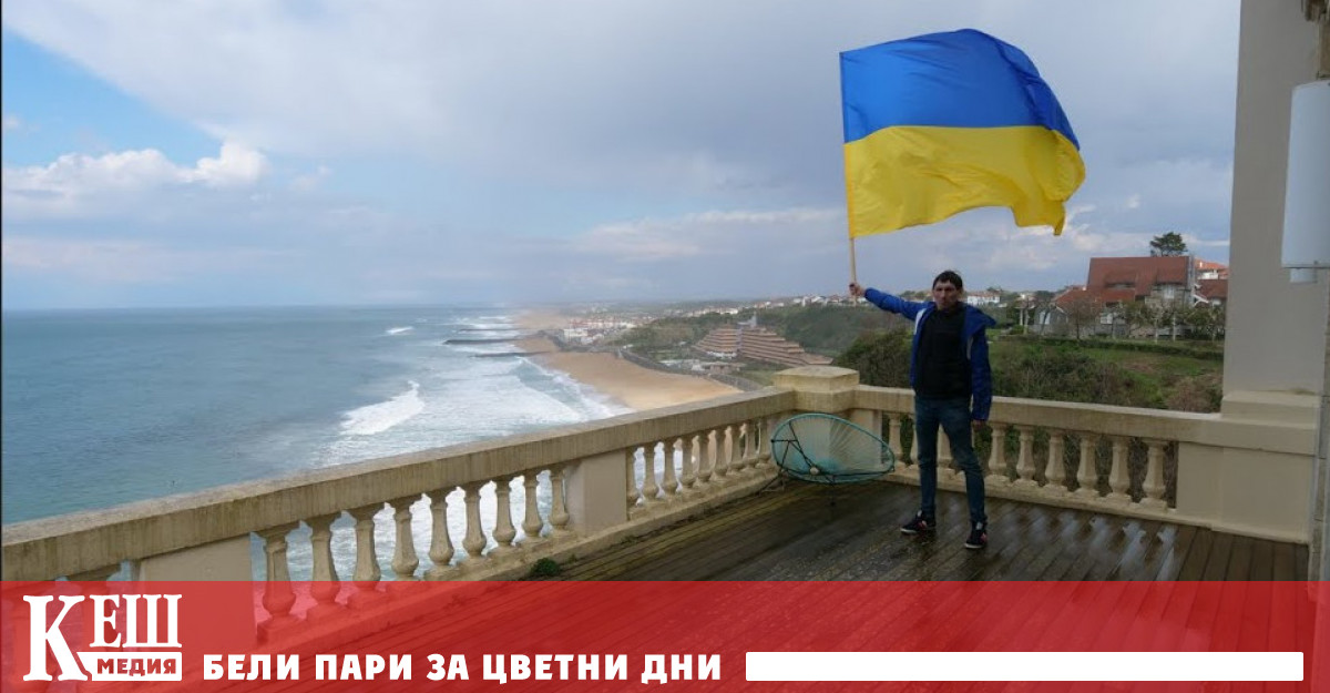 За ареста на двама съобщи The Guardian Според изданието полицаите