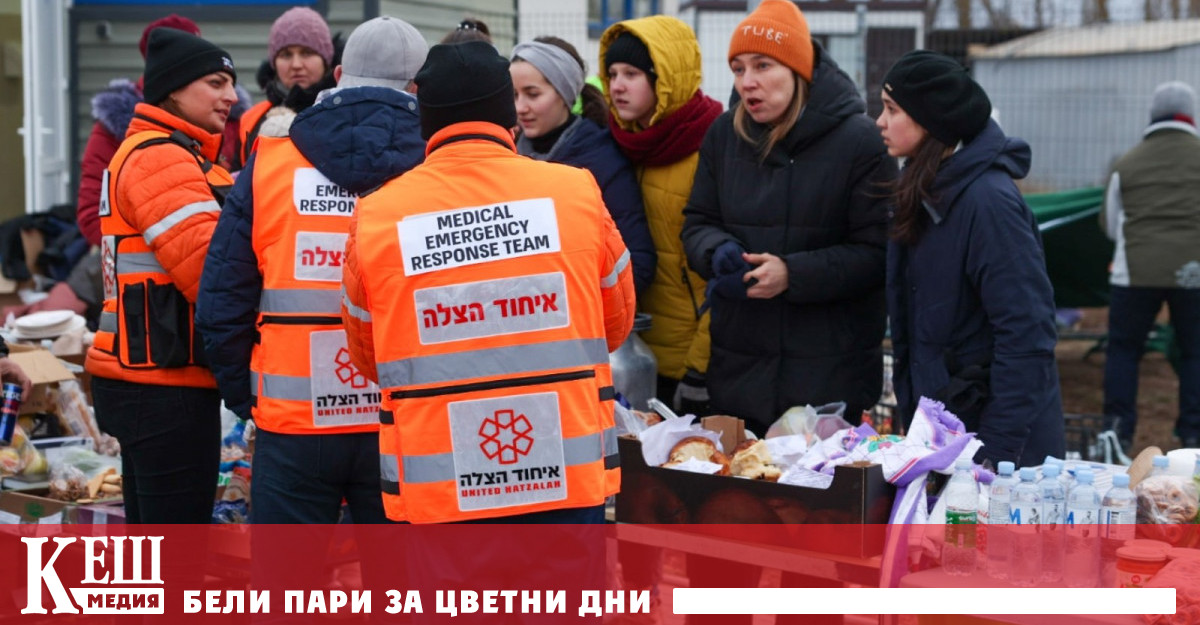 Поредната група хуманитарни работници, облечени в характерните ярко оранжеви жилетки