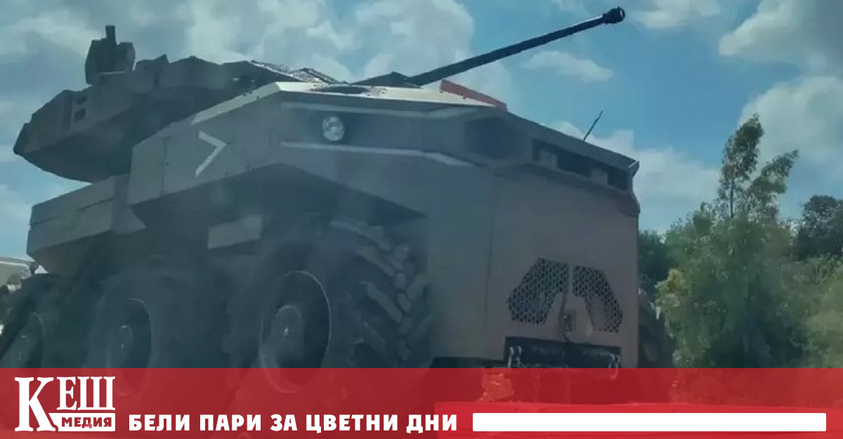 Потребител на Twitter от забеляза непознат за него военен безпилотен