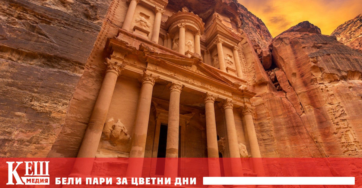 Разположен в днешна Йордания Петра е известен с уникалната си