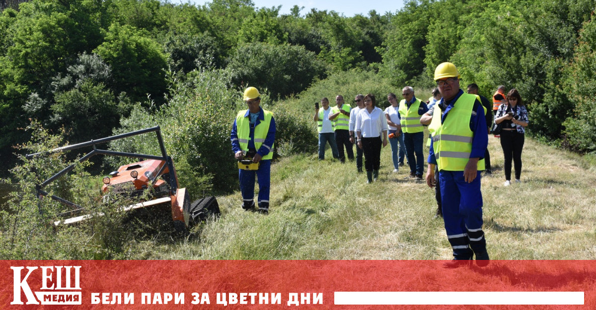 Работата на техника за дистанционно роботизирано почистване на язовири която