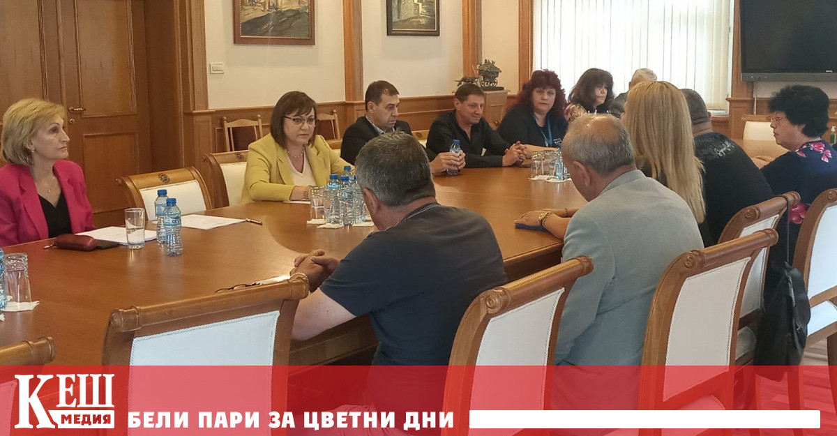 Вицепремиерът Нинова и директорът на Държавната Смиляна Нитова са на