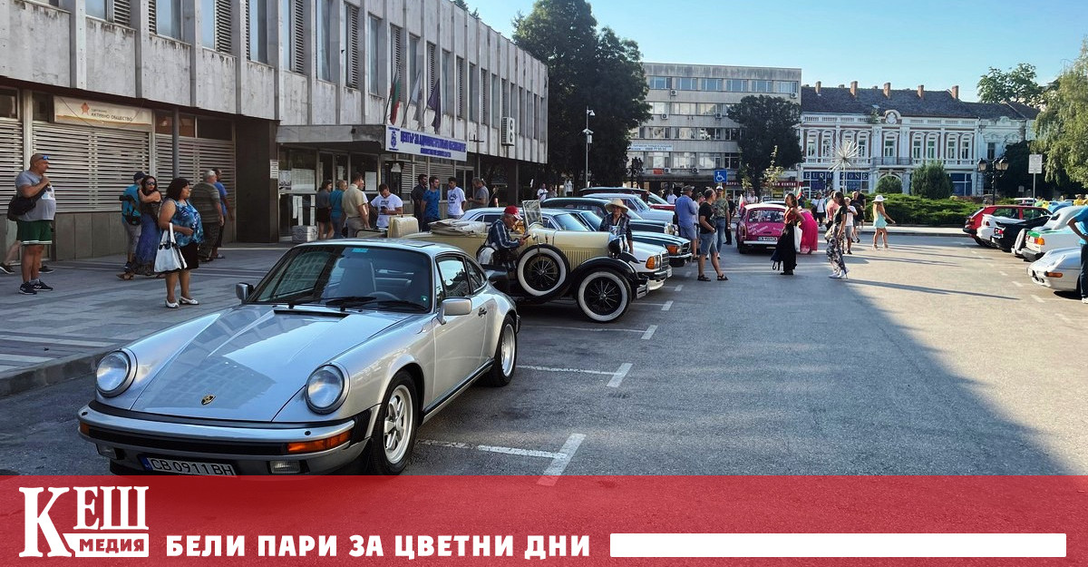 Десетки коли и мотоциклети се подредиха на паркинга на Общината