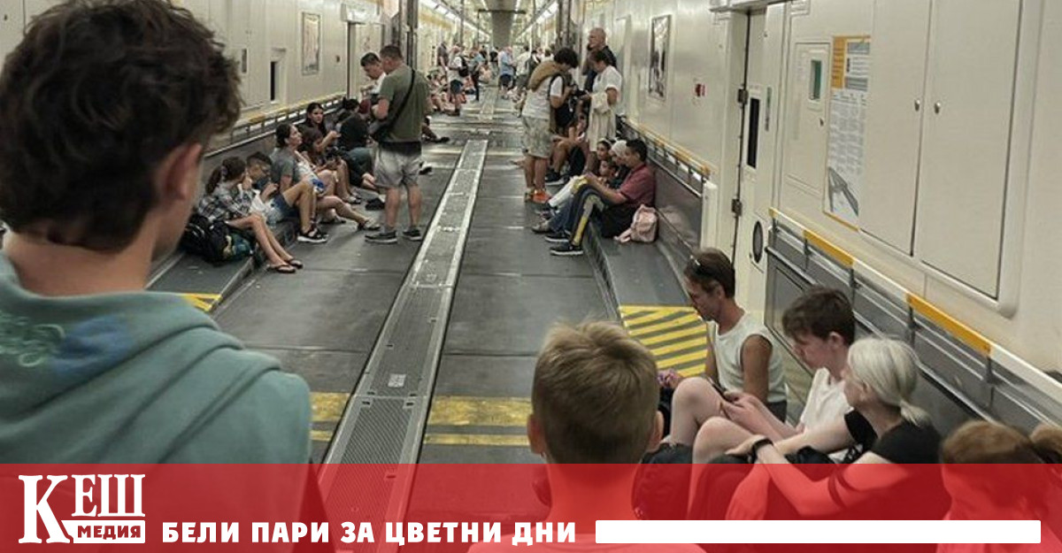 В социалните мрежи се появиха кадри показващи евакуираните пътници на