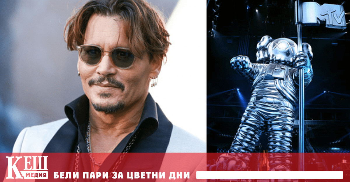 Носейки се над сцената Moonman с холограма на лицето на