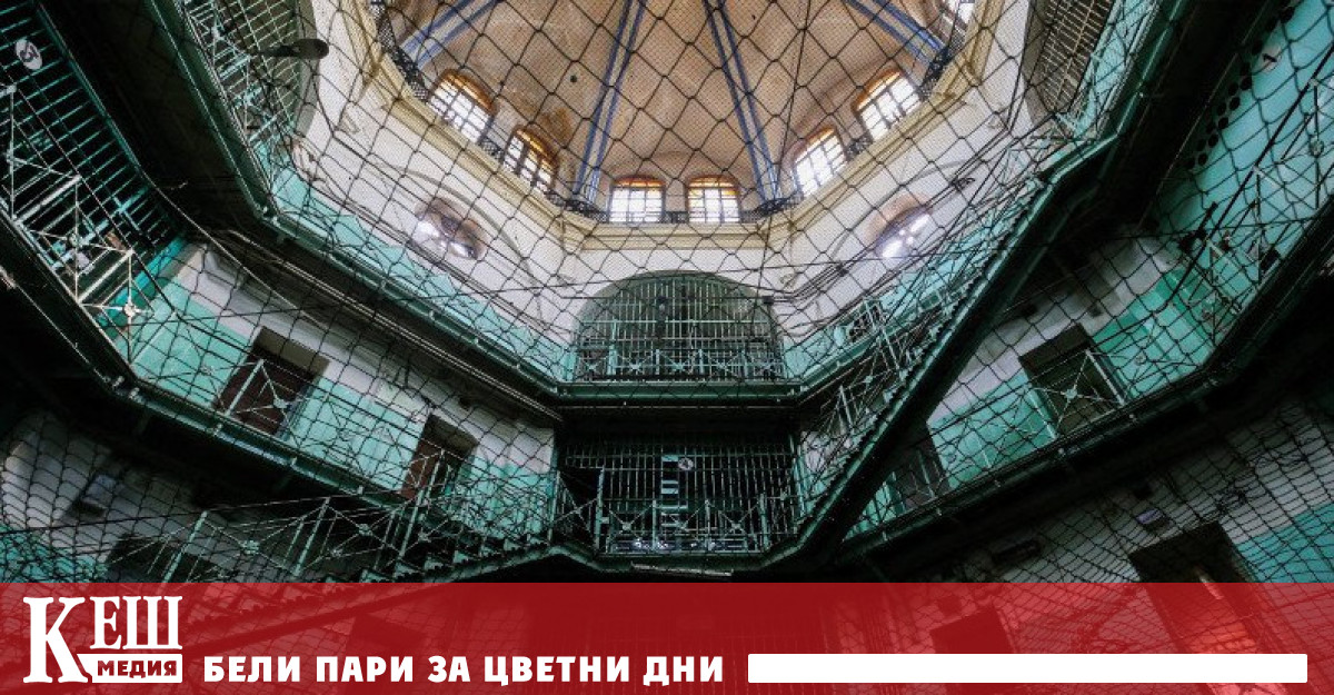 Действащата конституция на Руската федерация обаче забранява това но Луговой