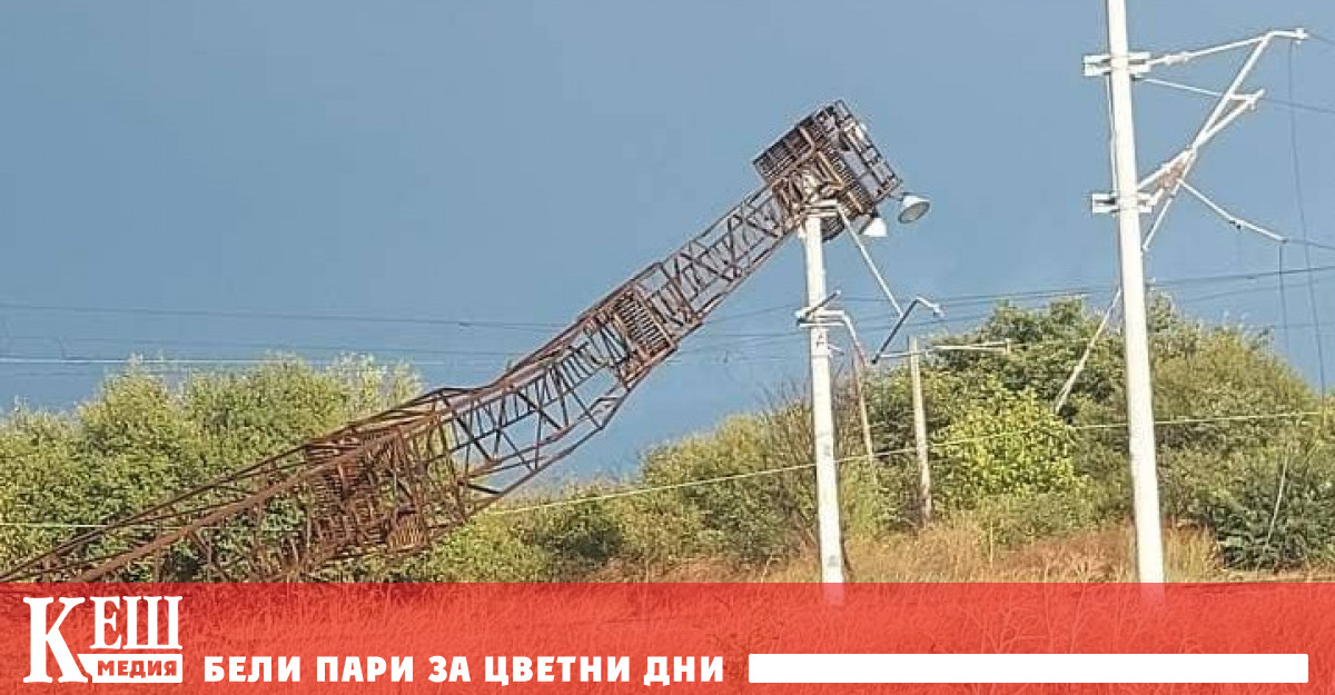 Поради паднал стълб върху контактната мрежа вследствие на силна буря