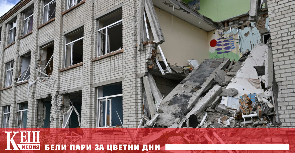 Чиновете са покрити със слой от развалини и прах а