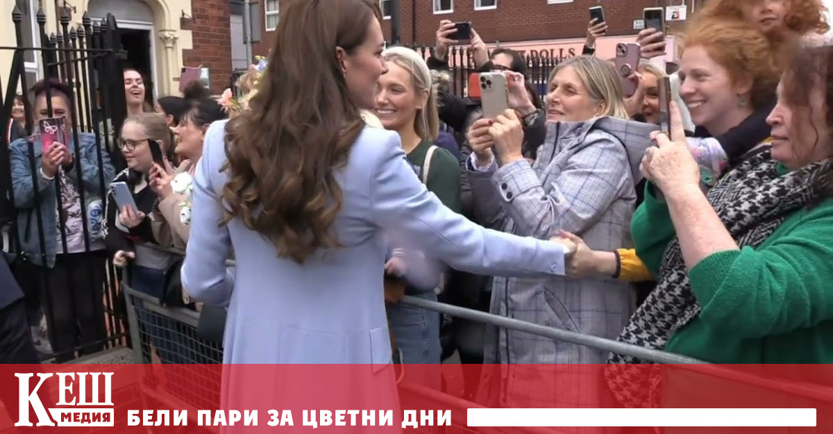 Ръкувайки се по традиция със събралото се множество очакващо високопоставените