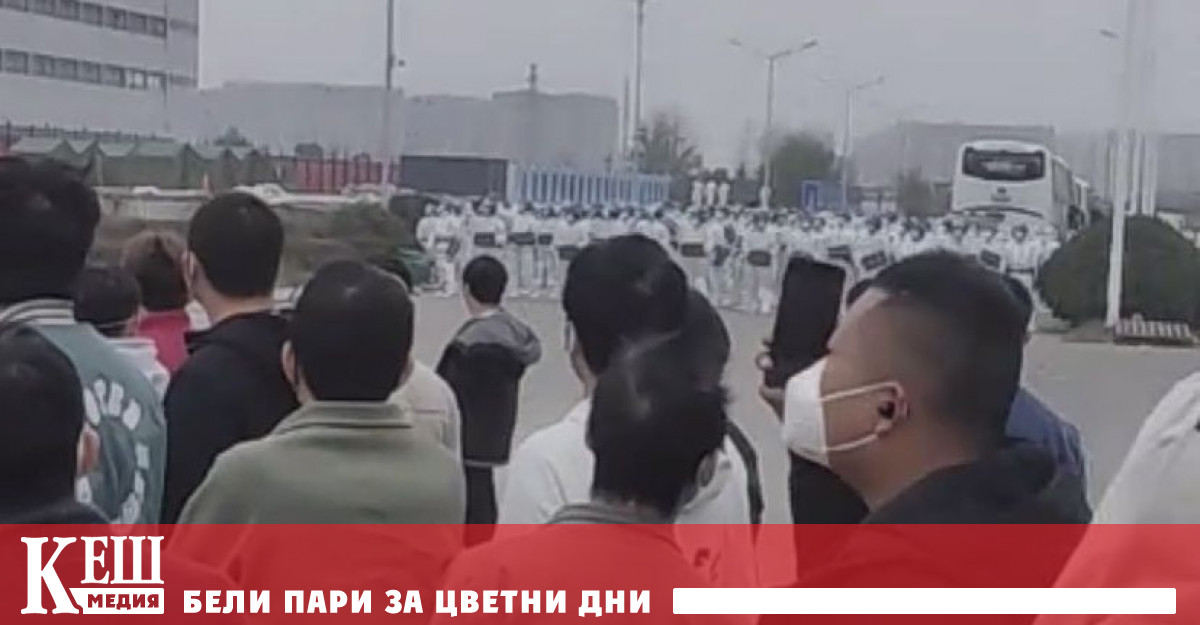 Видеозаписи показват тълпи от стотици работници като някои влизат в