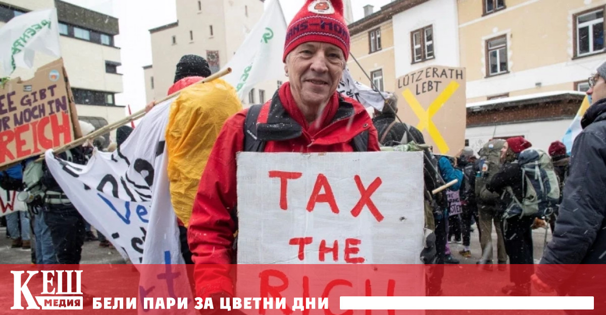 Снощи около 400 души охранявани от множество полицаи манифестираха със