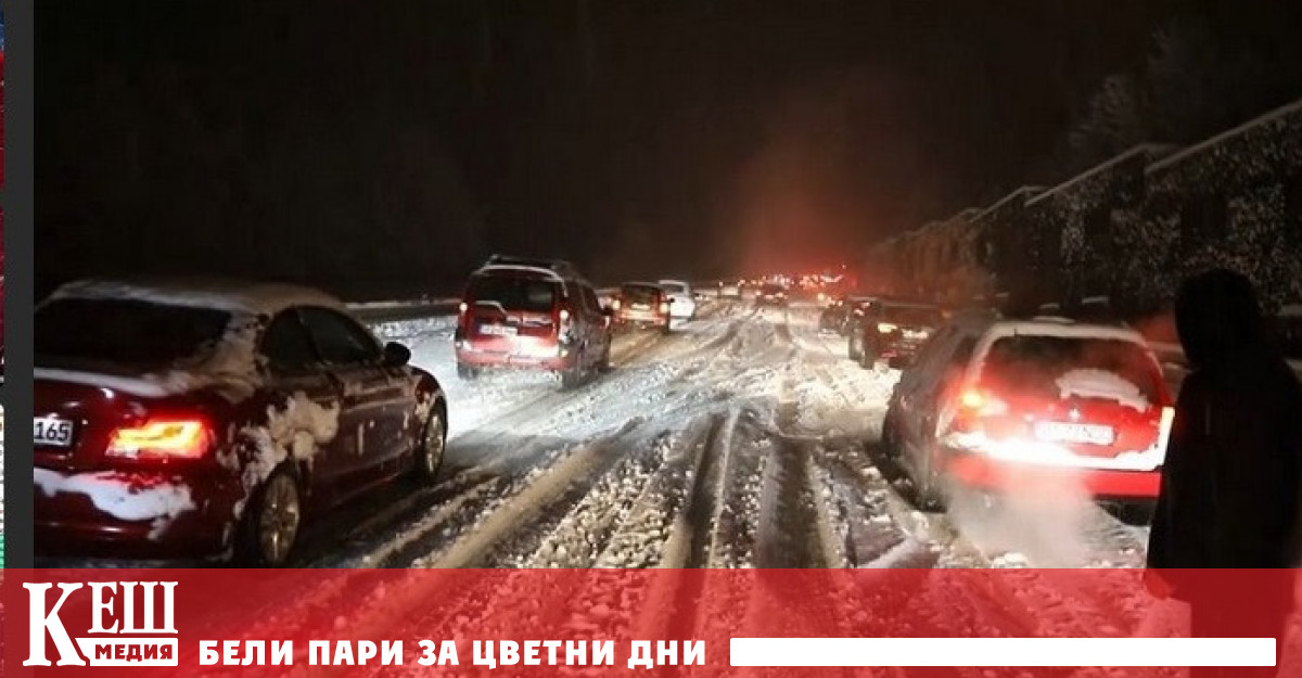 В редица райони пътните служби не успяват да разчистват пътното