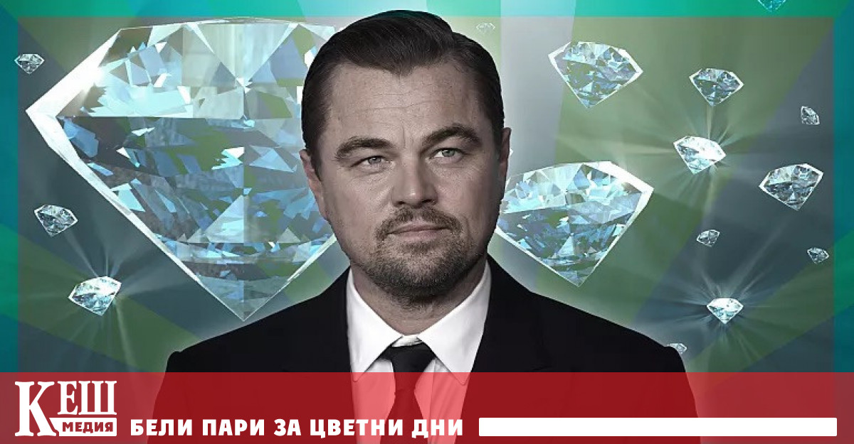 Местните жители се тълпят наблюдавайки строителните работници и не могат