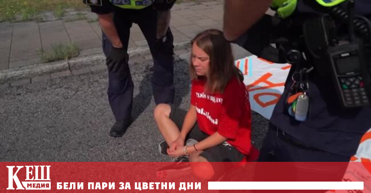 Миналия месец 20 годишната Тунберг се присъедини към група млади протестиращи