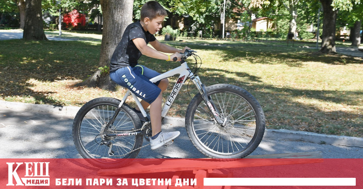 Карането на колело е едно от любимите занимания на децата.