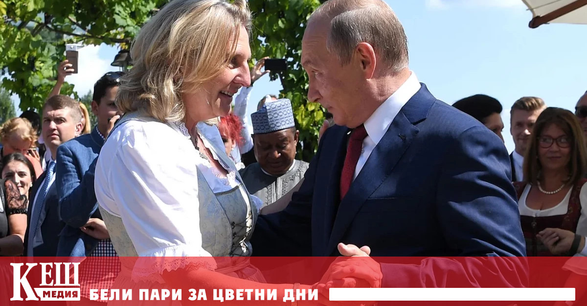 Снимка от сватбата ѝ която я показва да танцува с