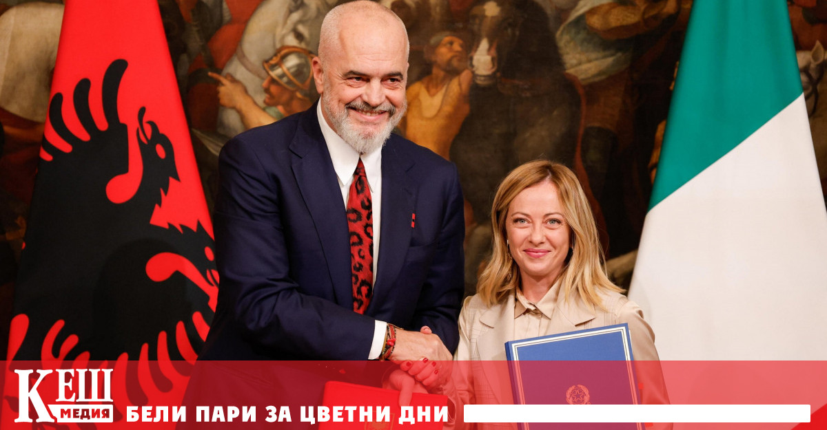 Съгласно сделката Италия ще плати изграждането на два центъра в