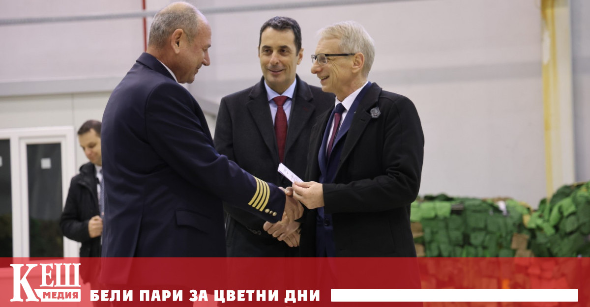 Министър председателят акад Николай Денков в присъствието на министъра на транспорта