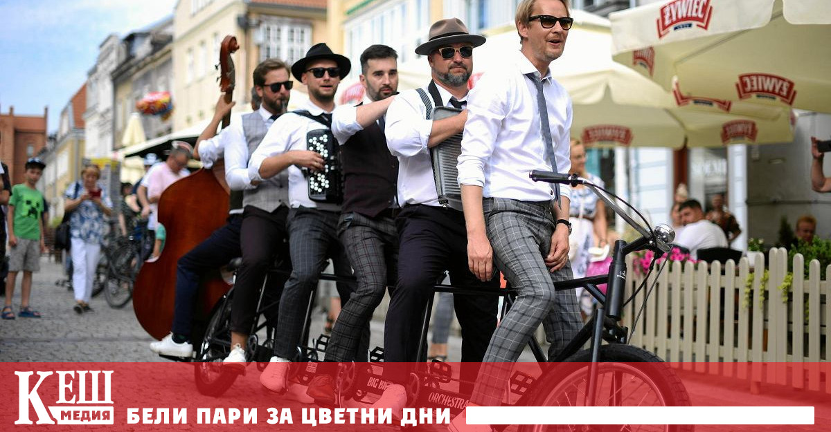 В състав Адриан Засада 45 г вокал и китара